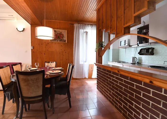 Erna Apartment *